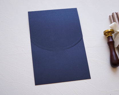 Z9336 - Sötétkék színű díszboríték, B6 - 12,3 x 18,4 cm.-Boríték-Erdélyi Esküvői Meghívók-boríték,kék,rövid oldalon nyíló boríték-Erdélyi Esküvői Meghívók