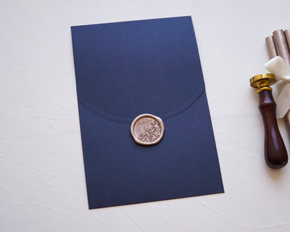Z9336 - Sötétkék színű díszboríték, B6 - 12,3 x 18,4 cm.-Boríték-Erdélyi Esküvői Meghívók-boríték,kék,rövid oldalon nyíló boríték-Erdélyi Esküvői Meghívók