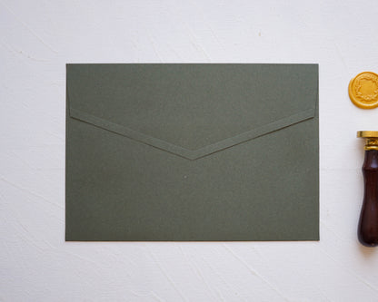 Z9255 - Oliva zöld díszboríték - 20 x 14 cm-Boríték-Erdélyi Esküvői Meghívók-boríték,zöld-Erdélyi Esküvői Meghívók
