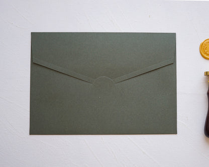 Z9255 - Oliva zöld díszboríték - 20 x 14 cm-Boríték-Erdélyi Esküvői Meghívók-boríték,zöld-Erdélyi Esküvői Meghívók