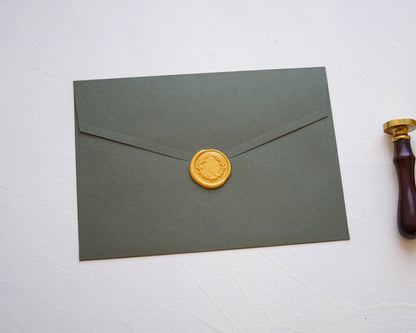 Z9255 - Oliva zöld díszboríték - 20 x 14 cm-Boríték-Erdélyi Esküvői Meghívók-boríték,zöld-Erdélyi Esküvői Meghívók
