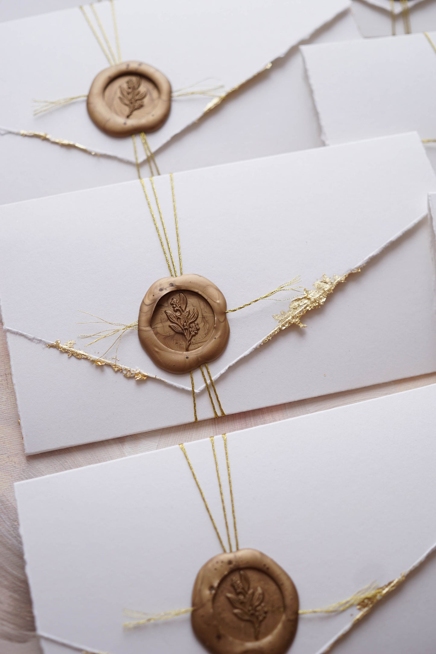 EM79 - Kinyitható meghívó aranyozott szélekkel, madzaggal és viaszpecséttel lezárva