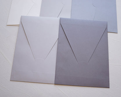 Z9194 - Szürke díszboríték - 20 x 14 cm-Boríték-Erdélyi Esküvői Meghívók-boríték,ezust,rövid oldalon nyíló boríték,szurke-Erdélyi Esküvői Meghívók