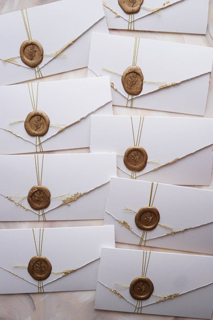 EM79 - Kinyitható meghívó aranyozott szélekkel, madzaggal és viaszpecséttel lezárva