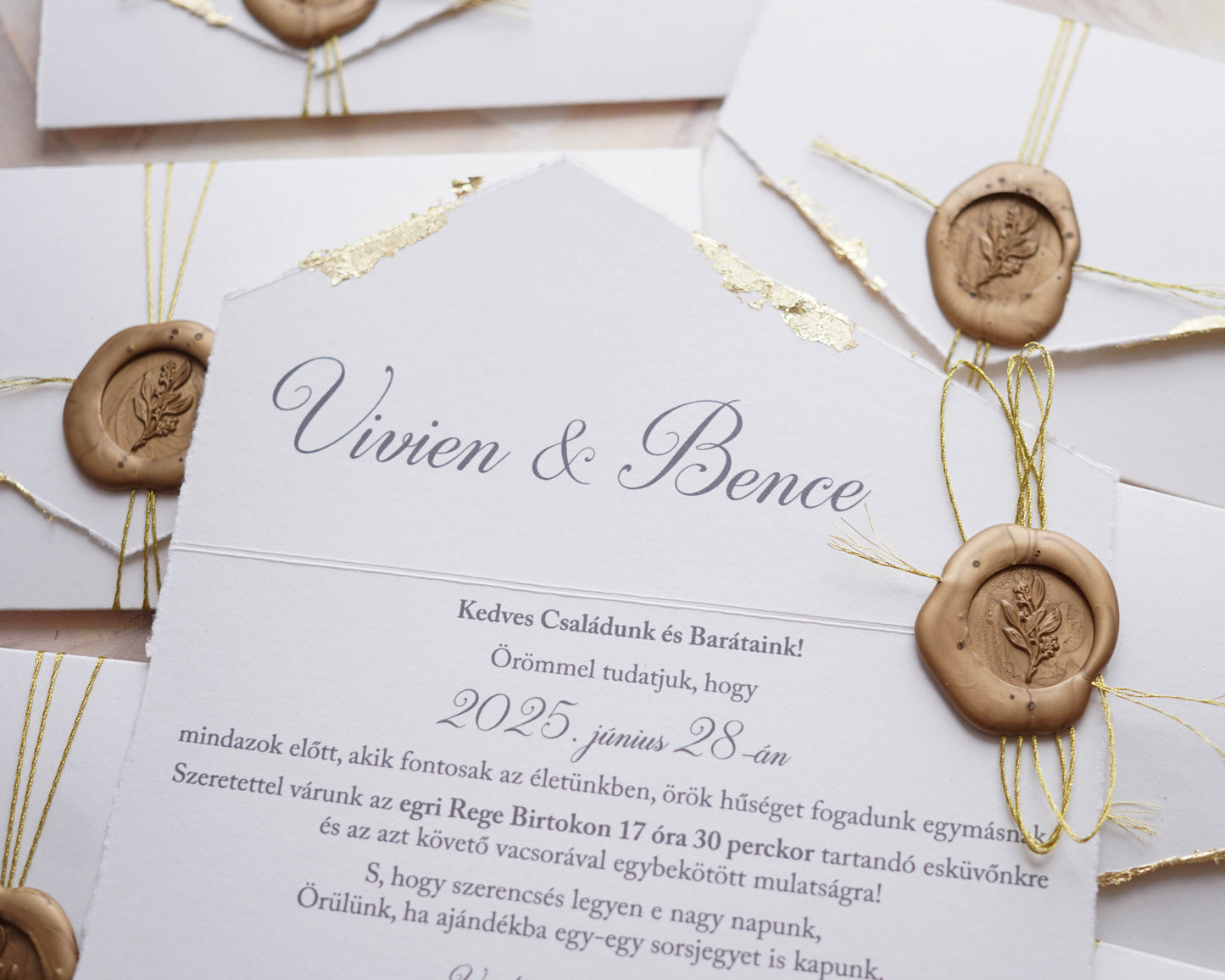 EM79 - Kinyitható meghívó aranyozott szélekkel, madzaggal és viaszpecséttel lezárva
