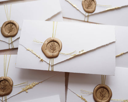 EM79 - Kinyitható meghívó aranyozott szélekkel, madzaggal és viaszpecséttel lezárva