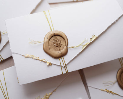 EM79 - Kinyitható meghívó aranyozott szélekkel, madzaggal és viaszpecséttel lezárva