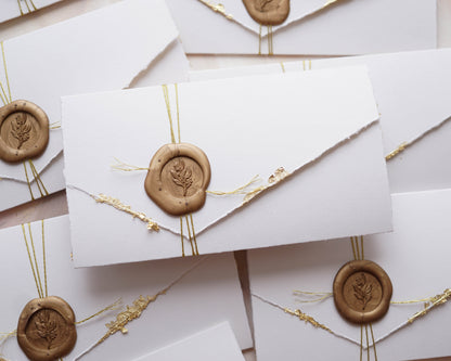 EM79 - Kinyitható meghívó aranyozott szélekkel, madzaggal és viaszpecséttel lezárva
