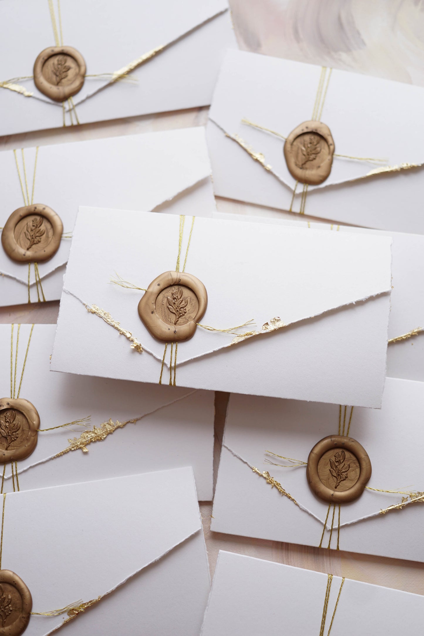 EM79 - Kinyitható meghívó aranyozott szélekkel, madzaggal és viaszpecséttel lezárva