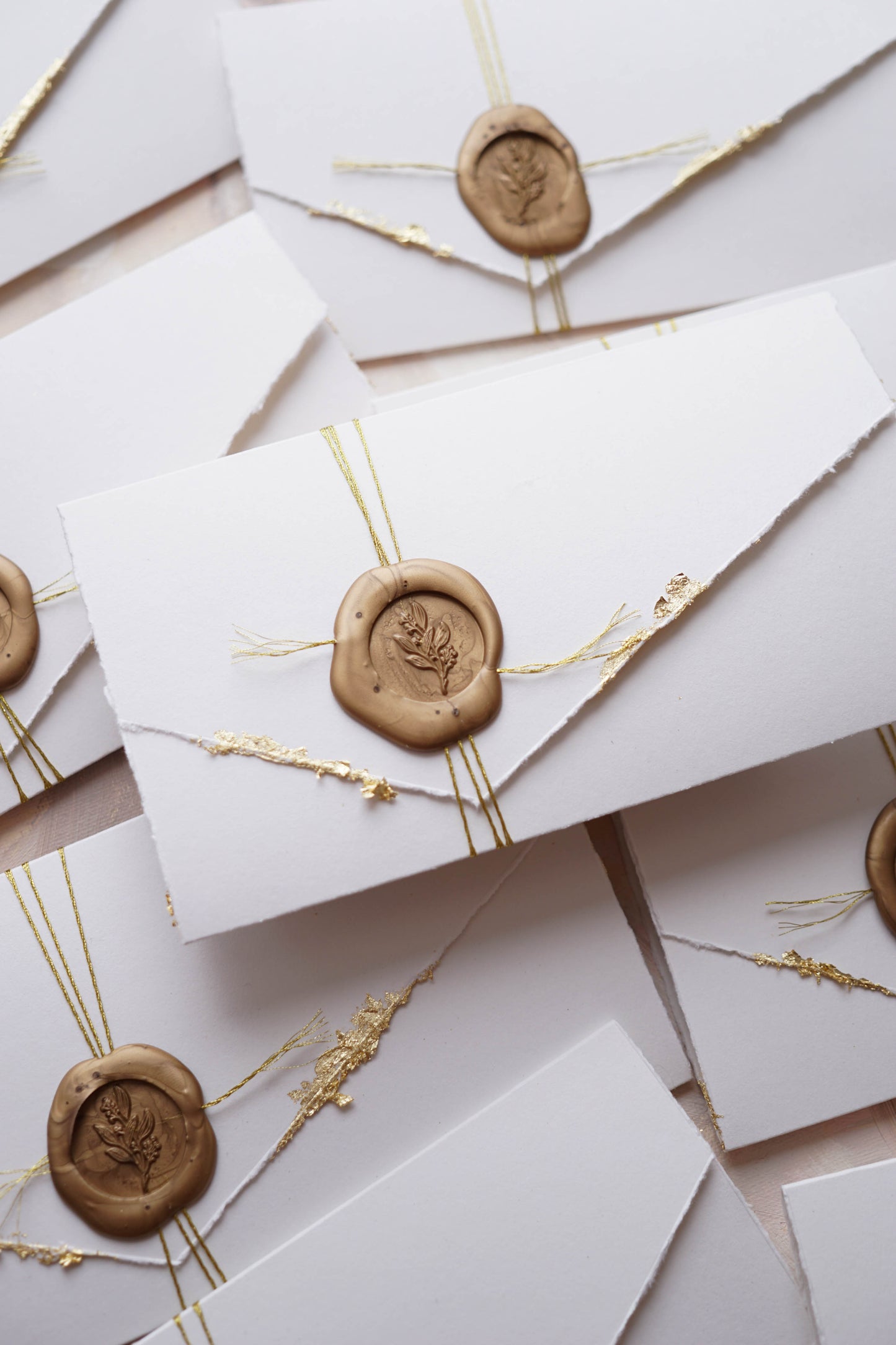 EM79 - Kinyitható meghívó aranyozott szélekkel, madzaggal és viaszpecséttel lezárva