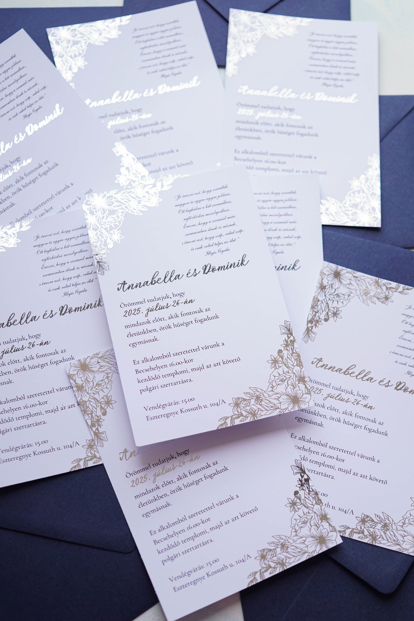 EM80 - Ezüstfóliázott virágmintás esküvői meghívó, tengerészkék borítékkal
