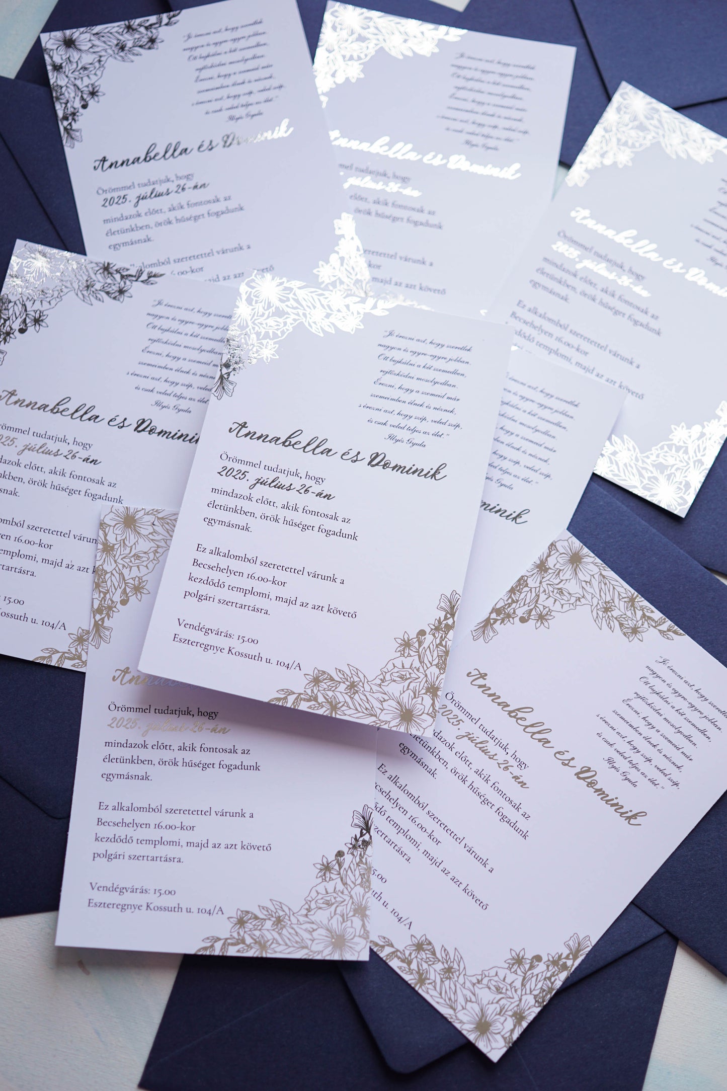 EM80 - Ezüstfóliázott virágmintás esküvői meghívó, tengerészkék borítékkal