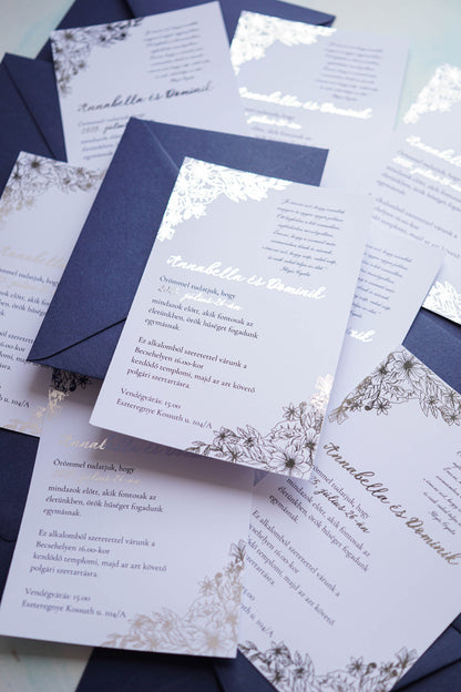 EM80 - Ezüstfóliázott virágmintás esküvői meghívó, tengerészkék borítékkal