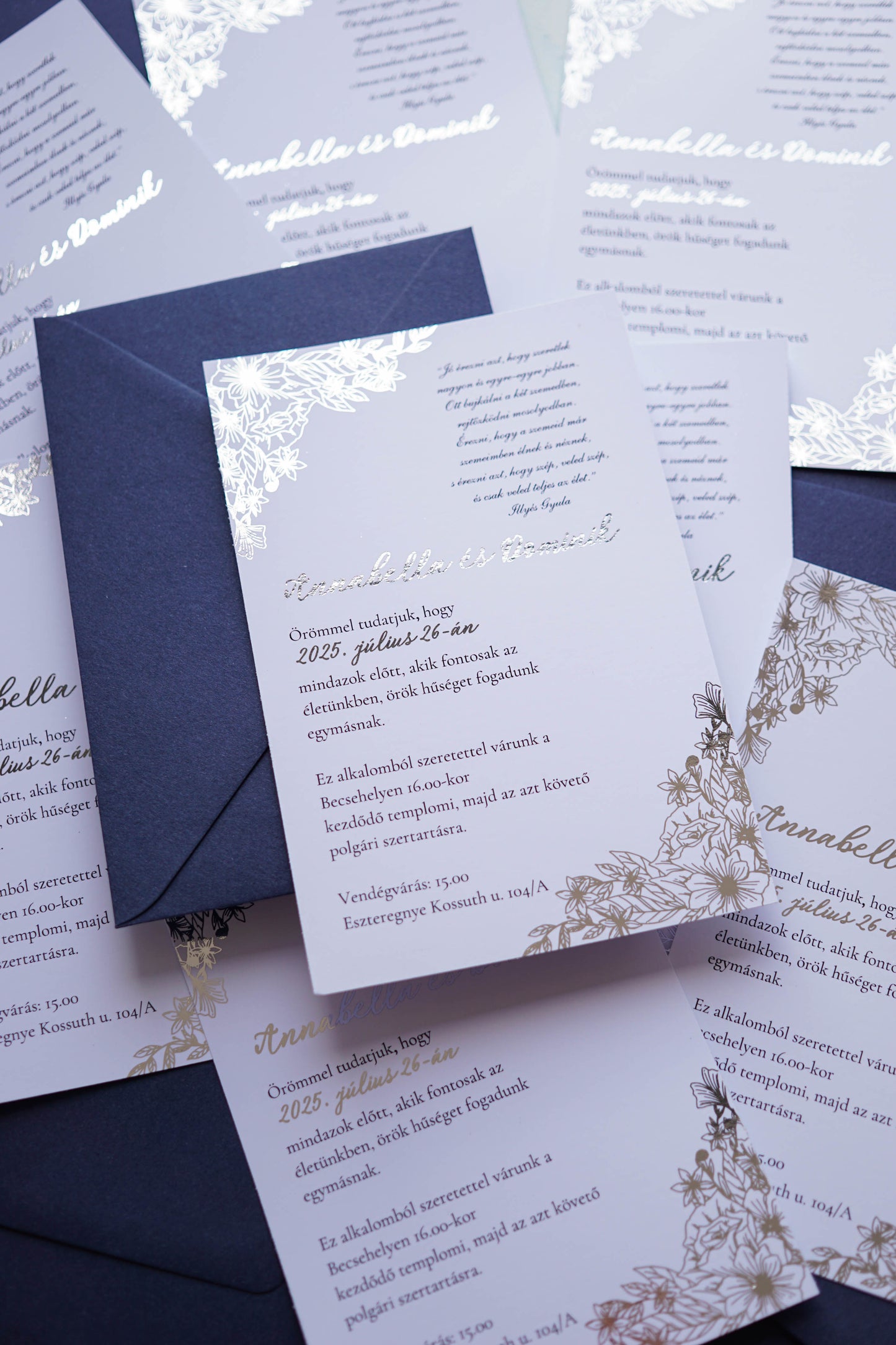 EM80 - Ezüstfóliázott virágmintás esküvői meghívó, tengerészkék borítékkal