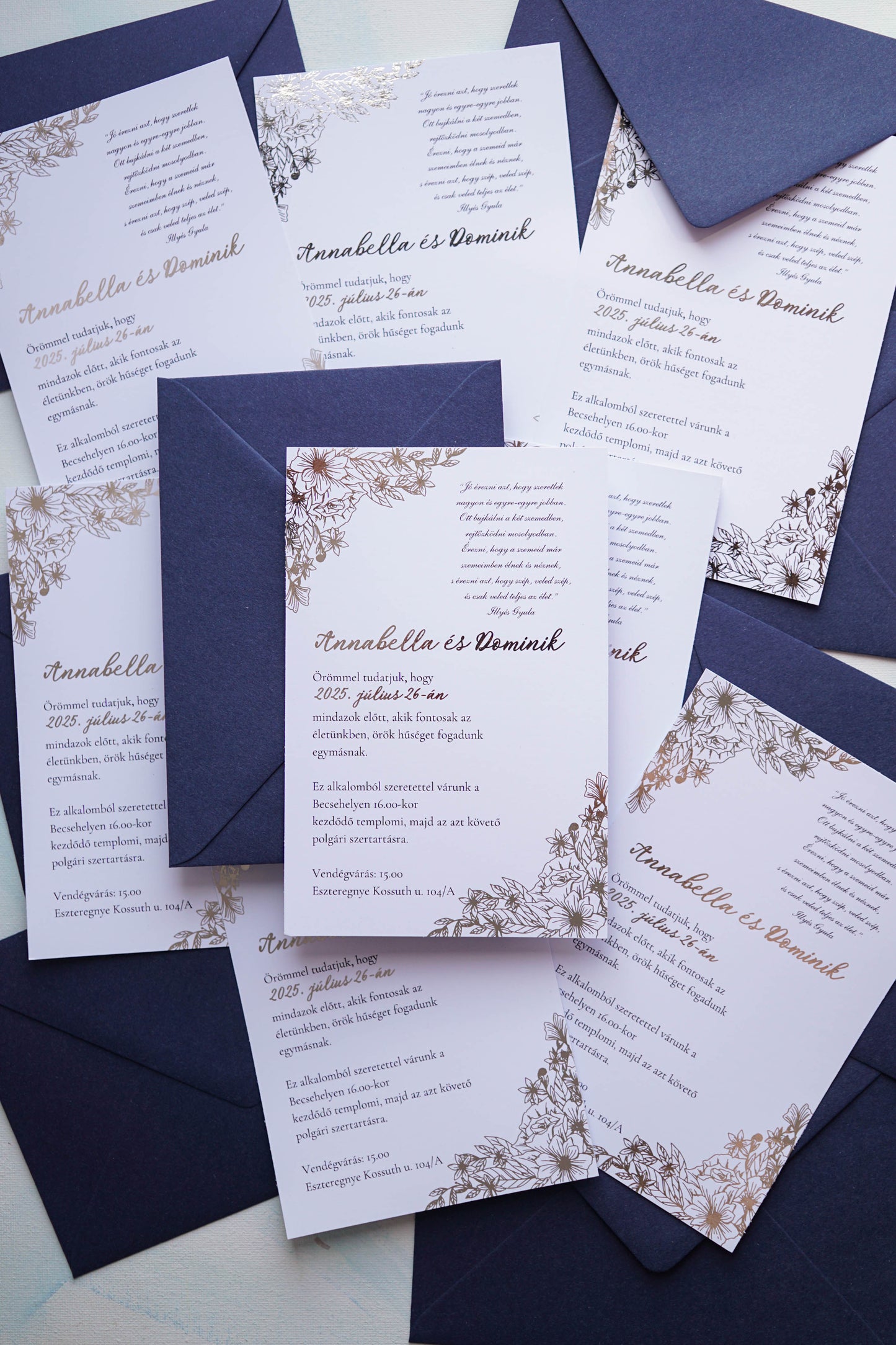 EM80 - Ezüstfóliázott virágmintás esküvői meghívó, tengerészkék borítékkal