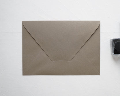 Z1185- Barna színű boríték - 20.7 cm x 14.5 cm-Boríték-Erdélyi Esküvői Meghívók-arany,barna,boríték,bézs,krém-Erdélyi Esküvői Meghívók