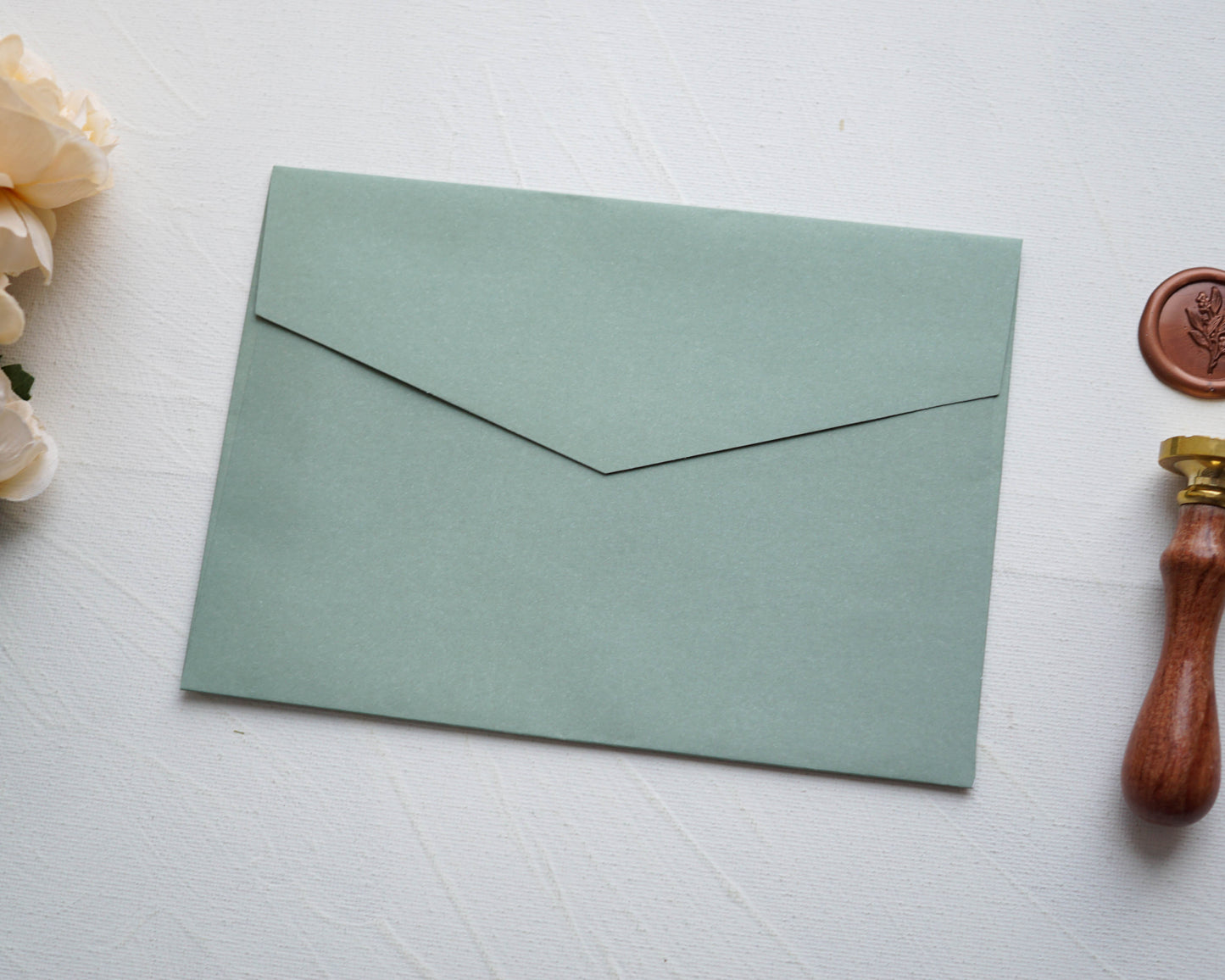 Pastel green envelope i8 - 13.3 x 18.4 cm. 