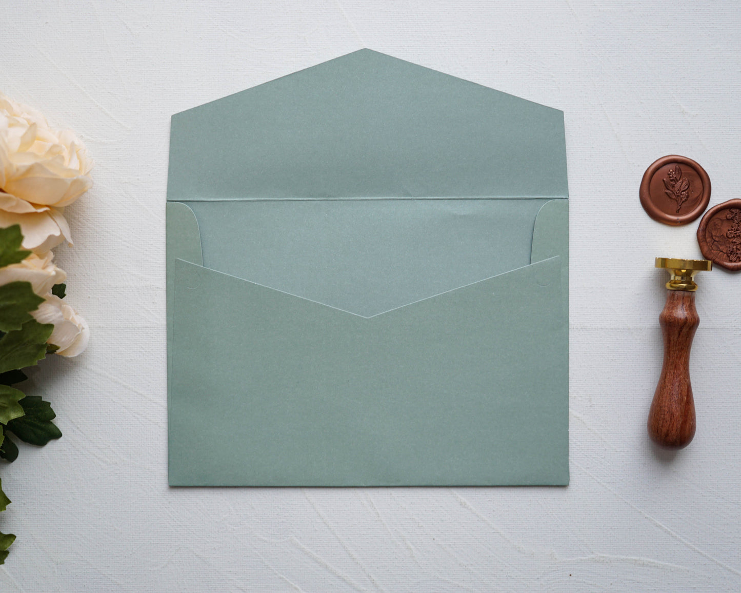 Pastel green envelope i8 - 13.3 x 18.4 cm. 