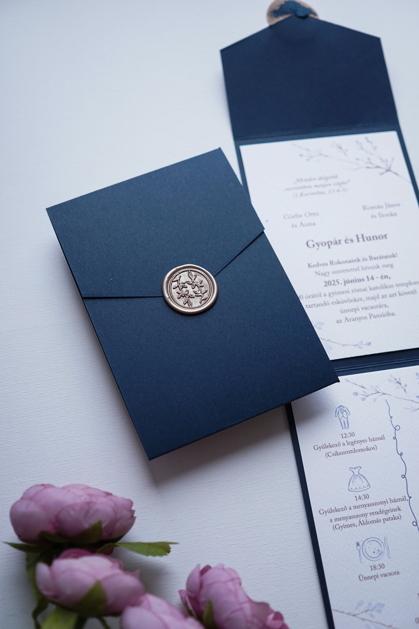 EM77 - Kinyitható tokos meghívó, tengerészkék színben.