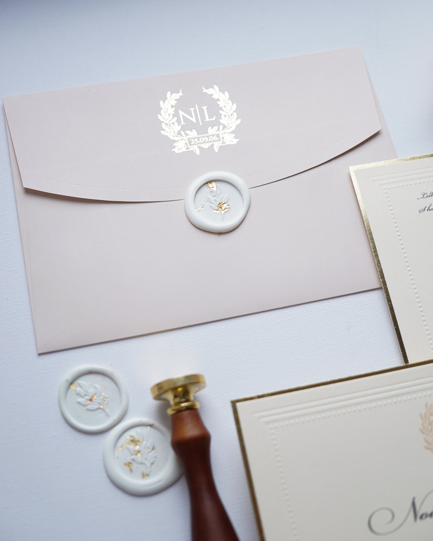 9234 - Elegáns Esküvői Meghívó bézs borítékkal