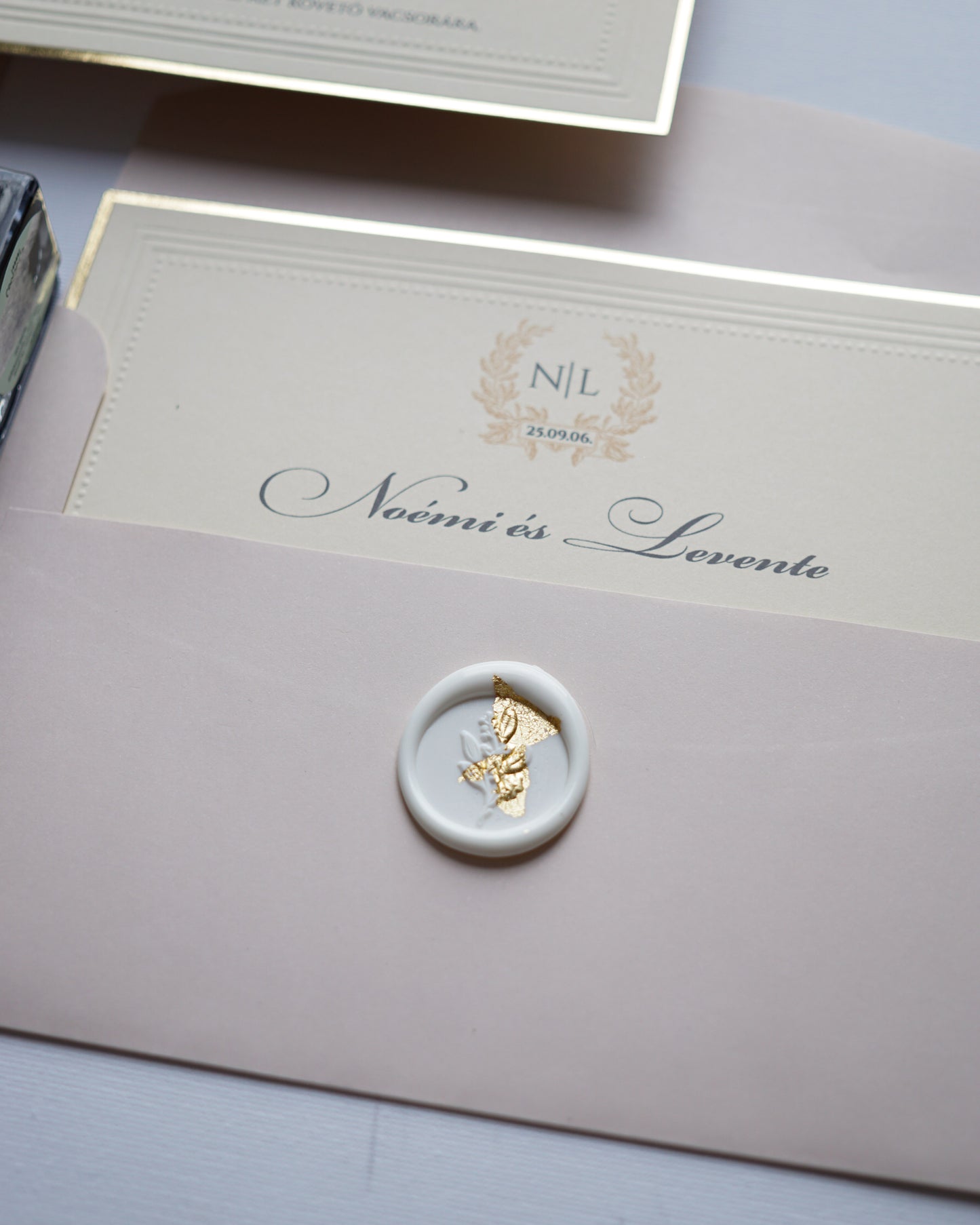 9234 - Elegáns Esküvői Meghívó bézs borítékkal