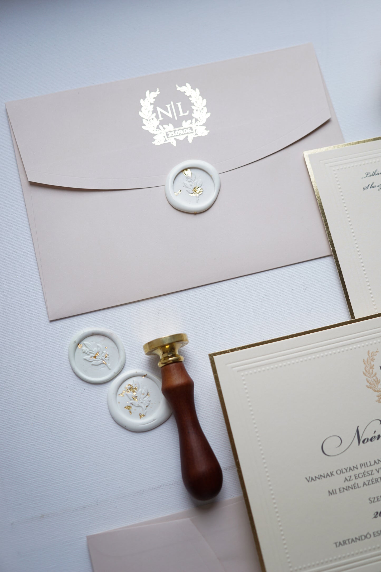 9234 - Elegáns Esküvői Meghívó bézs borítékkal