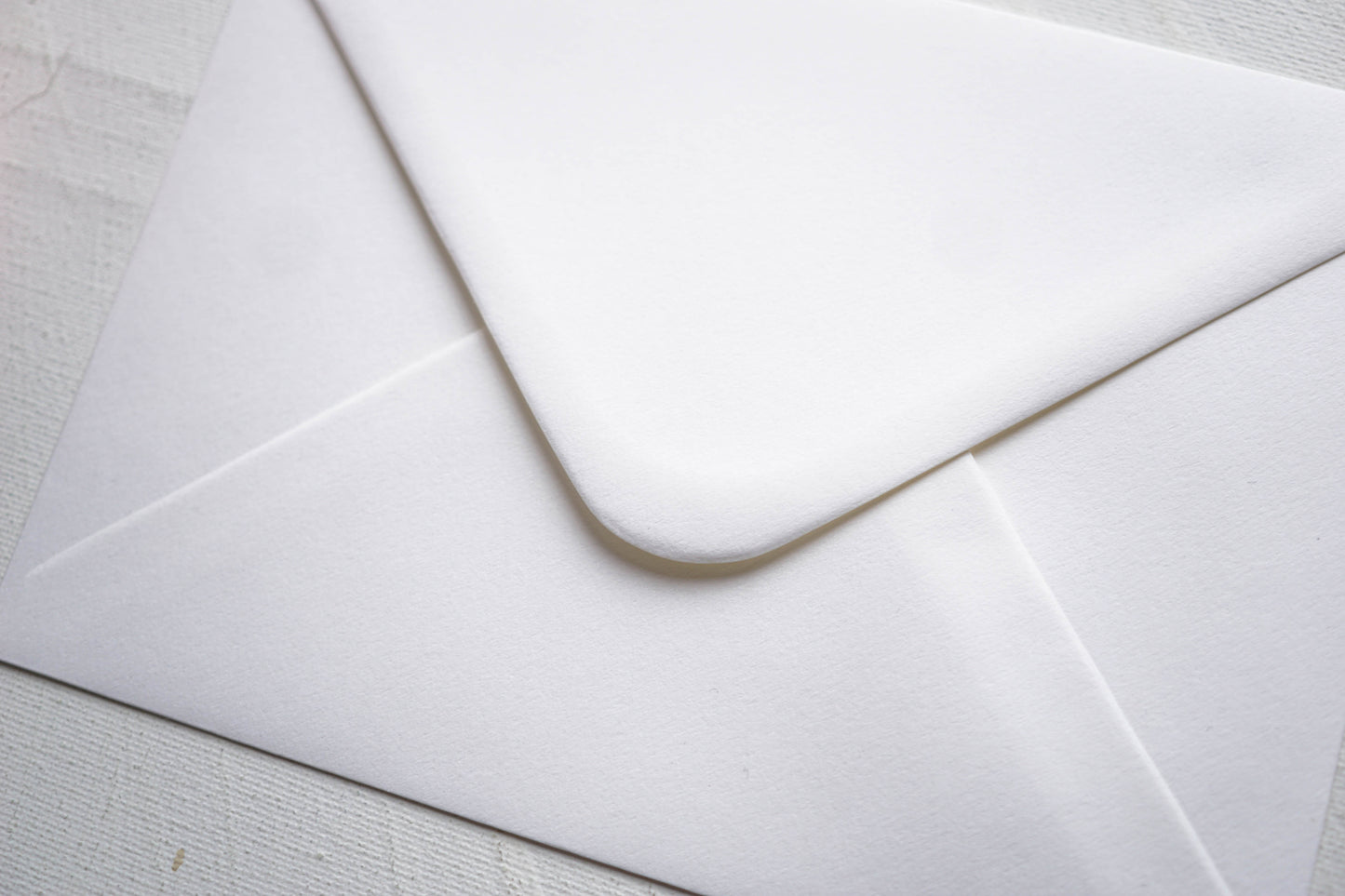 Premium off-white textured paper envelope i8 - 13.3 x 18.4 cm. 