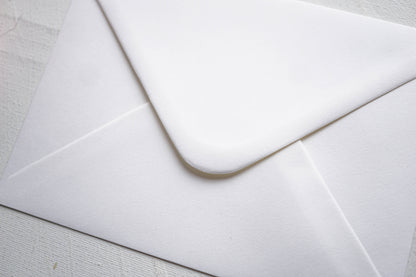 Prémium törtfehér boríték textúrált papírból i8 - 13,3 x 18,4 cm.-Boríték-Erdélyi Esküvői Meghívók-boríték,fehér-Erdélyi Esküvői Meghívók