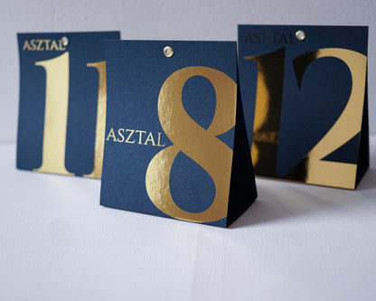 AS53 - Sötétkék és arany asztalszám