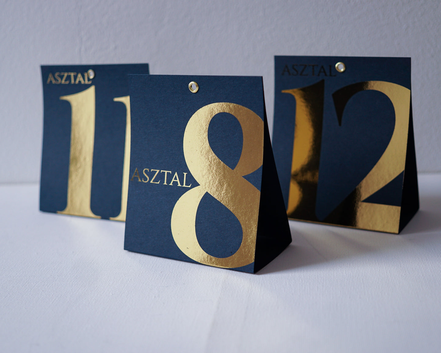 AS53 - Sötétkék és arany asztalszám