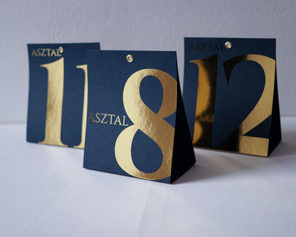 AS53 - Sötétkék és arany asztalszám