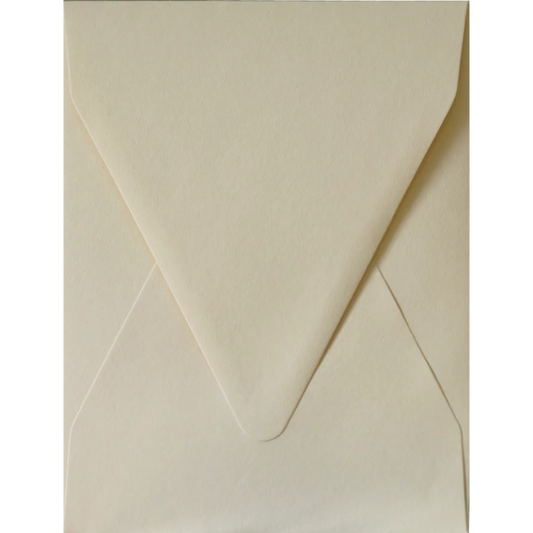 Bézs színű rövidebb oldalon nyíló díszboríték - i8 - 13.4 x 18.2 cm. - RENDELÉSRE