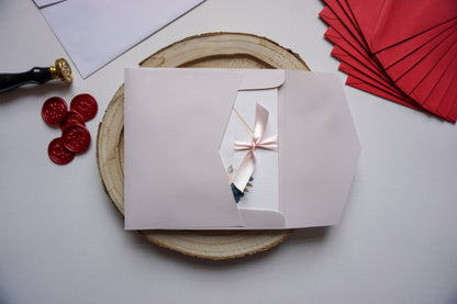 Esküvői meghívó EM12 - Kinyitható, szalaggal átkötött, kék virágos esküvői meghívó - Erdélyi Esküvői Meghívók - Wedding invitation EM12 - Kinyitható, szalaggal átkötött, kék virágos esküvői meghívó - invitatii de nunta EM12 - Kinyitható, szalaggal átkötött, kék virágos esküvői meghívó