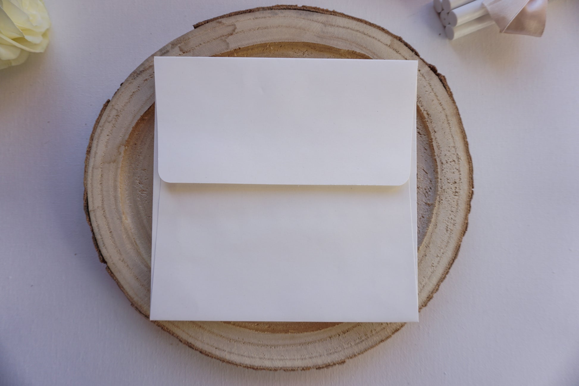 Tört fehér díszboríték - 16 x 16 cm.-Boríték-16 x 16 cm -boríték, fehér boríték - plicuri colorate - plicuri speciale -Erdélyi Esküvői Meghívók