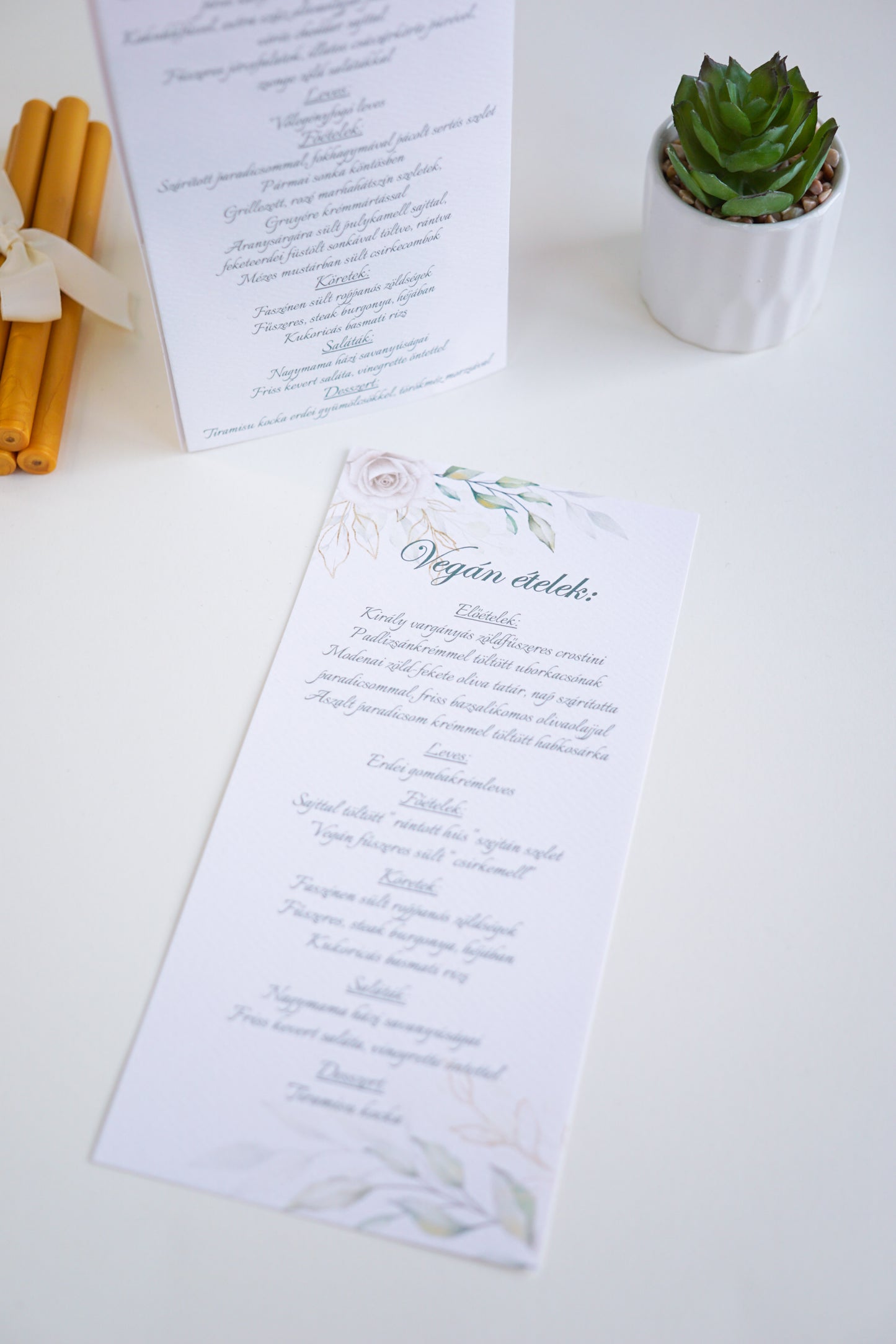 ME01 - Egy lapos esküvői menü - Fehér rózsa és arany mintával