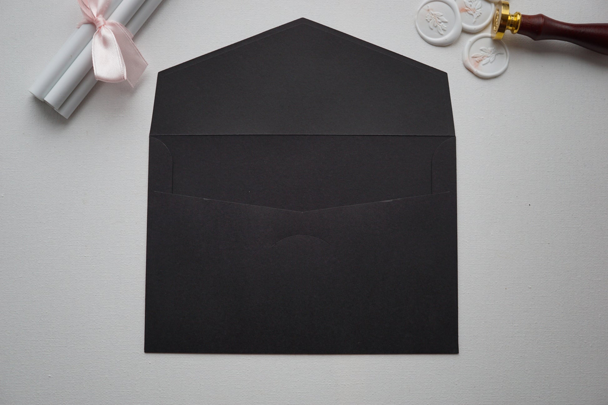 Z9234 - Fekete díszboríték - 20 x 14 cm-Boríték-20 x 14 cm -boríték, fekete boríték - plicuri colorate - plicuri speciale -Erdélyi Esküvői Meghívók