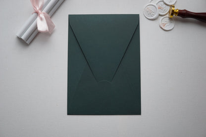 Z9193 - Sötét zöld díszboríték - 20 x 14 cm-Boríték-Erdélyi Esküvői Meghívók-boríték,rövid oldalon nyíló boríték,zöld-Erdélyi Esküvői Meghívók
