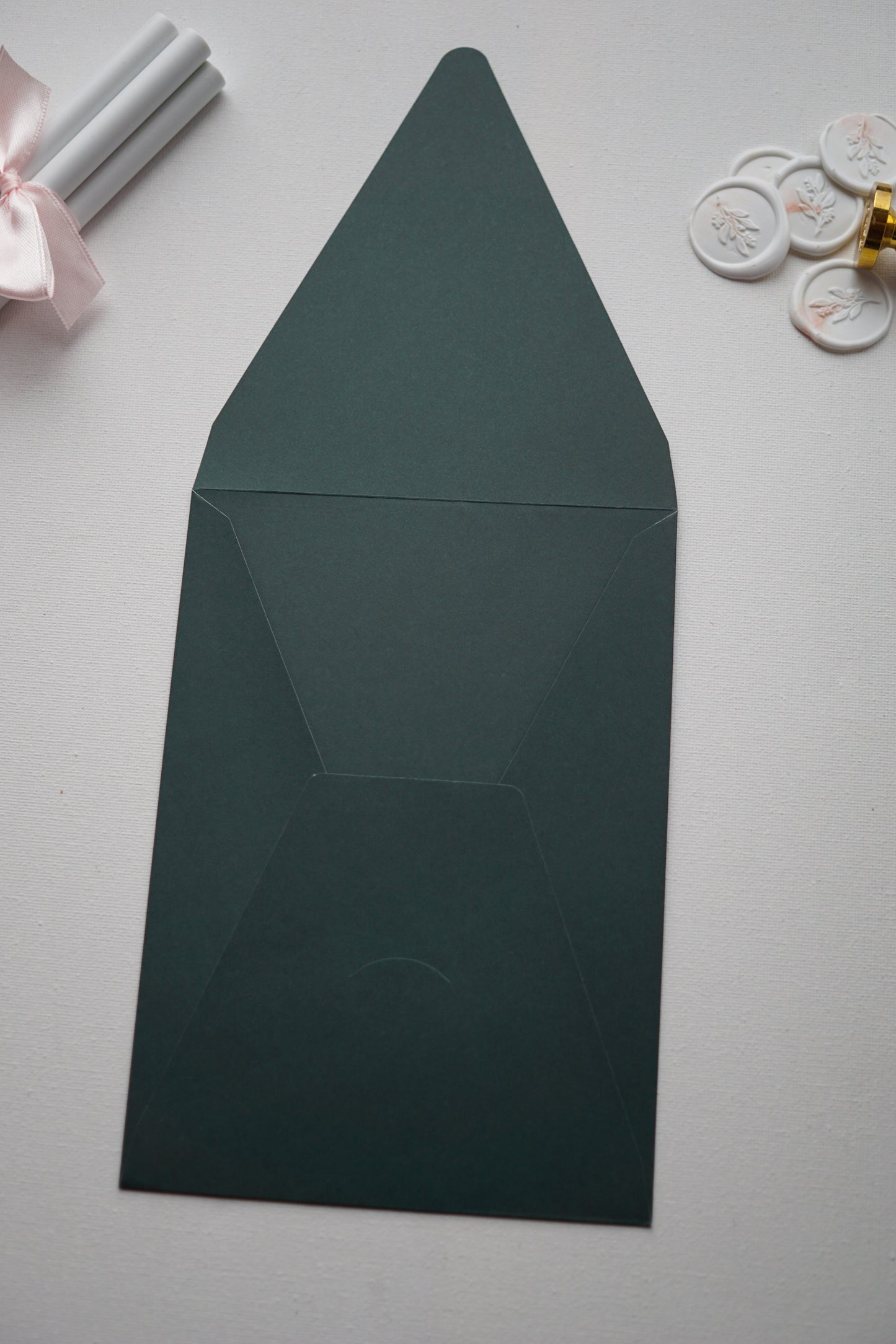 Z9193 - Sötét zöld díszboríték - 20 x 14 cm-Boríték-20 x 14 cm -boríték, zöld boríték - plicuri colorate - plicuri speciale -Erdélyi Esküvői Meghívók