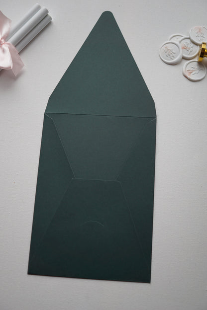 Z9193 - Sötét zöld díszboríték - 20 x 14 cm-Boríték-Erdélyi Esküvői Meghívók-boríték,rövid oldalon nyíló boríték,zöld-Erdélyi Esküvői Meghívók