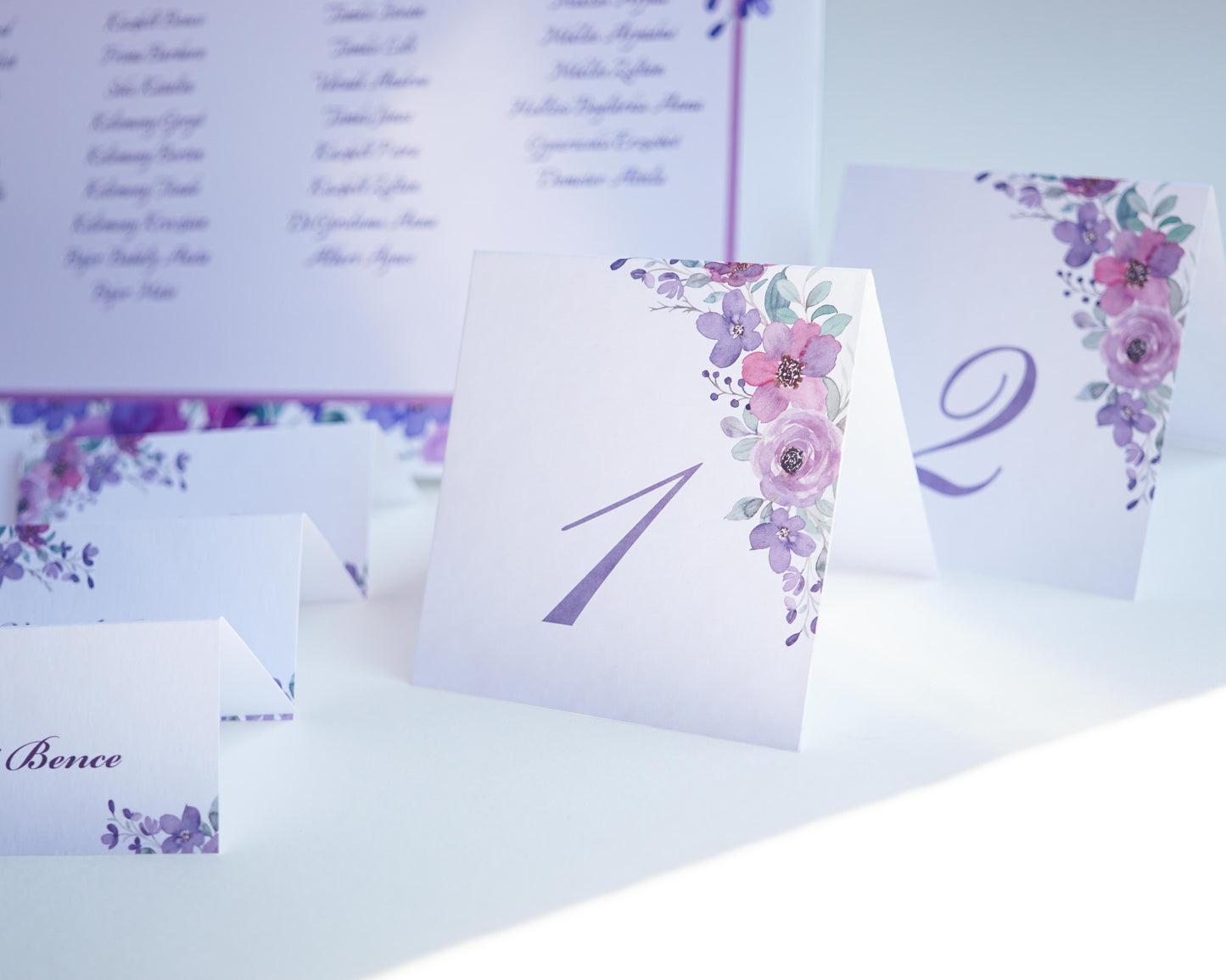 Lila aquarelle virág mintás ültetőkártya