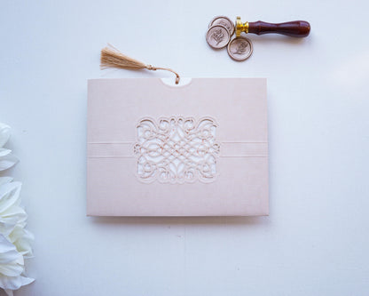 1127 - Lézervágott Esküvői Meghívó-esküvői meghívó-Erdélyi Esküvői Meghívók-barokk minta,dombornyomott,elegáns,lasercut-Erdélyi Esküvői Meghívók