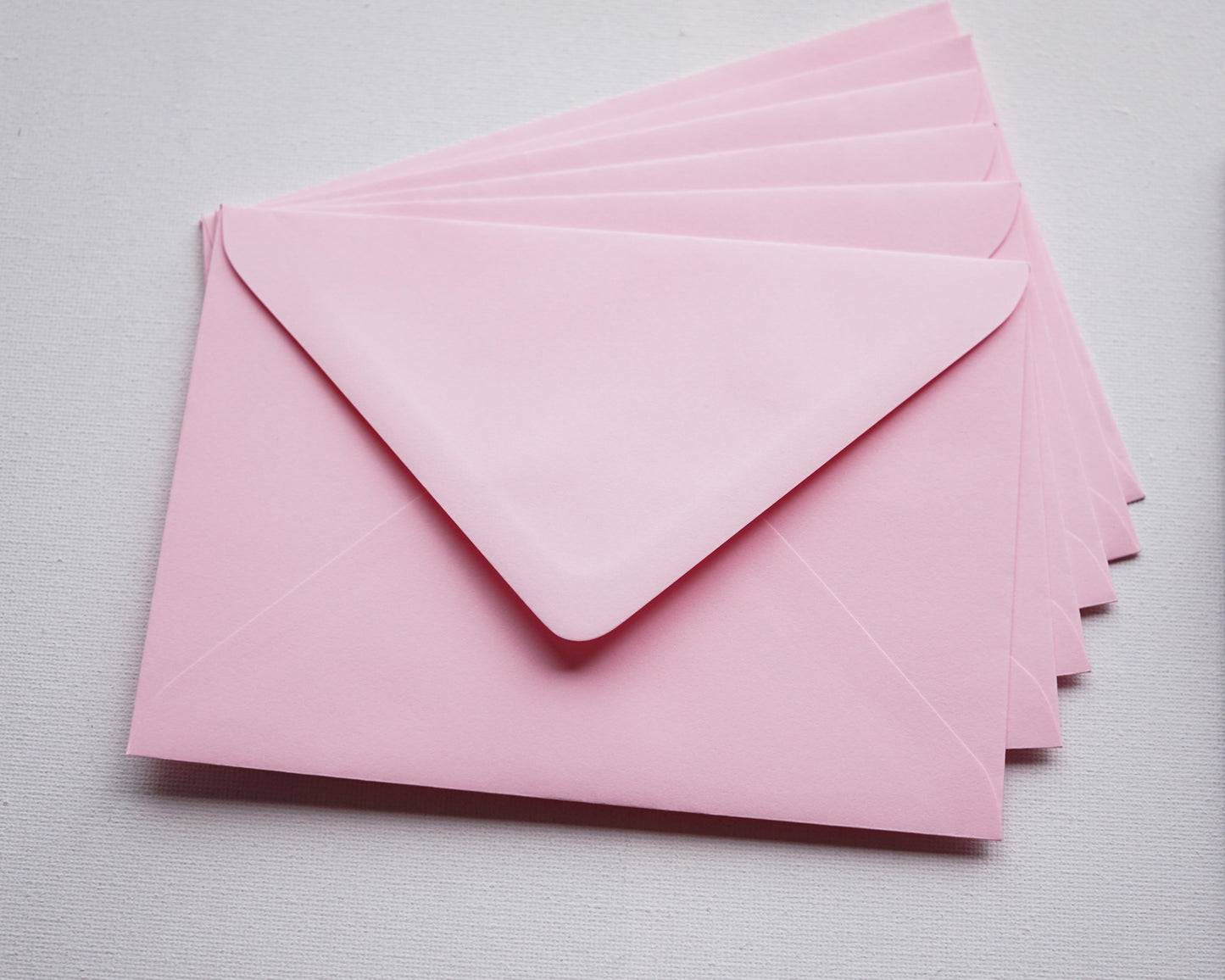 Pasztell rózsaszín díszboríték i8 - 13,3 x 18,4 cm.-Boríték-i8 - 13.3 x 18.4 cm -boríték, rózsaszín boríték - plicuri colorate - plicuri speciale -Erdélyi Esküvői Meghívók