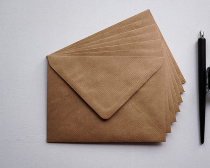Kraft díszboríték textúrált papírból i8 - 13,3 x 18,4 cm.-Boríték-i8 - 13.3 x 18.4 cm -barna, boríték boríték - plicuri colorate - plicuri speciale -Erdélyi Esküvői Meghívók
