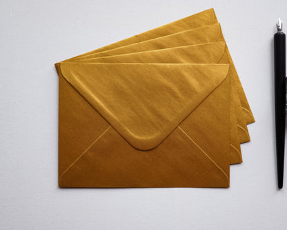 Arany színű díszboríték fényes papírból, i8 - 13,3 x 18,4 cm.-Boríték-i8 - 13.3 x 18.4 cm -arany, boríték boríték - plicuri colorate - plicuri speciale -Erdélyi Esküvői Meghívók