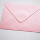 Gyöngyházfényes rózsaszín díszboríték i8 - 13,3 x 18,4 cm.-Boríték-i8 - 13.3 x 18.4 cm -boríték, rózsaszín boríték - plicuri colorate - plicuri speciale -Erdélyi Esküvői Meghívók