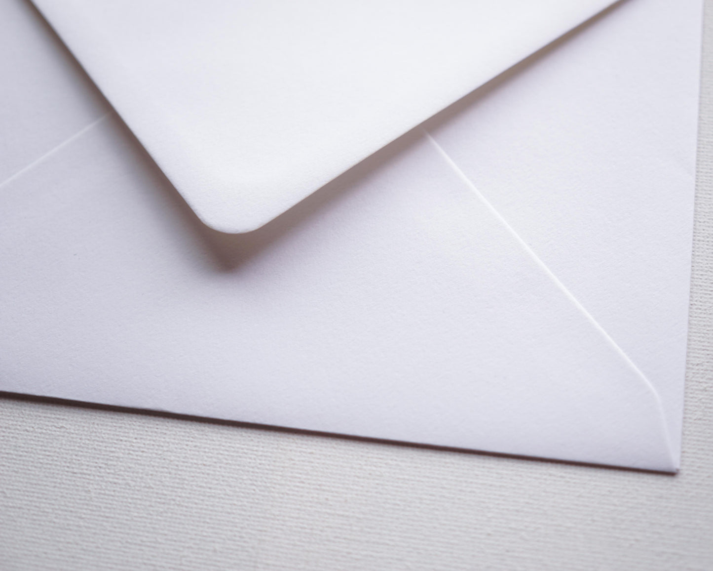 Fehér díszboríték textúrált papírból- C6 - 114 x 162 mm-Boríték-C6 - 11.4 x 16.2 cm -boríték, fehér boríték - plicuri colorate - plicuri speciale -Erdélyi Esküvői Meghívók