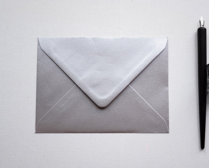 Ezüst színű díszboríték fényes papírból, i8 - 13,3 x 18,4 cm.-Boríték-i8 - 13.3 x 18.4 cm -boríték, ezust, szürke boríték - plicuri colorate - plicuri speciale -Erdélyi Esküvői Meghívók
