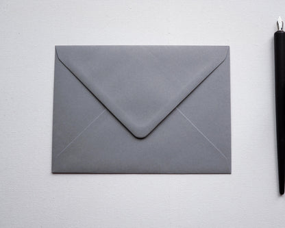 Sötét szürke díszboríték i8 - 13,3 x 18,4 cm.-Boríték-i8 - 13.3 x 18.4 cm -boríték, szürke boríték - plicuri colorate - plicuri speciale -Erdélyi Esküvői Meghívók