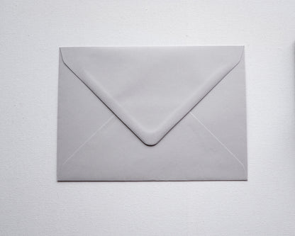 Szürke díszboríték i8 - 13,3 x 18,4 cm.-Boríték-i8 - 13.3 x 18.4 cm -boríték, szürke boríték - plicuri colorate - plicuri speciale -Erdélyi Esküvői Meghívók
