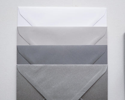 Sötét szürke díszboríték i8 - 13,3 x 18,4 cm.-Boríték-i8 - 13.3 x 18.4 cm -boríték, szürke boríték - plicuri colorate - plicuri speciale -Erdélyi Esküvői Meghívók
